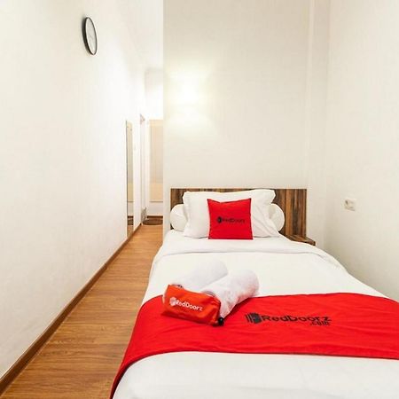 Hotel Reddoorz @ Binjai Esterno foto