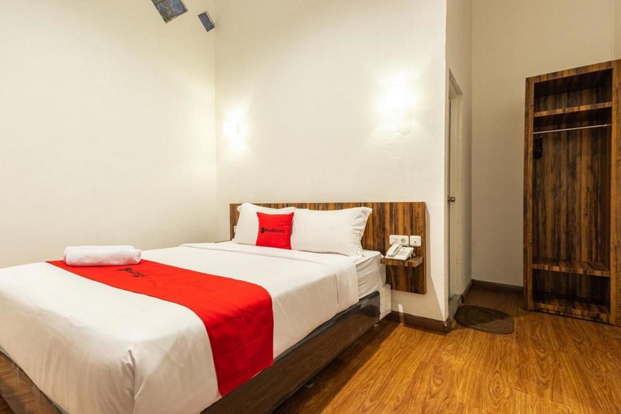 Hotel Reddoorz @ Binjai Esterno foto