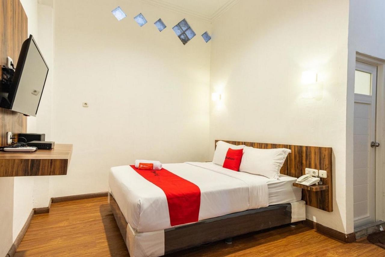 Hotel Reddoorz @ Binjai Esterno foto