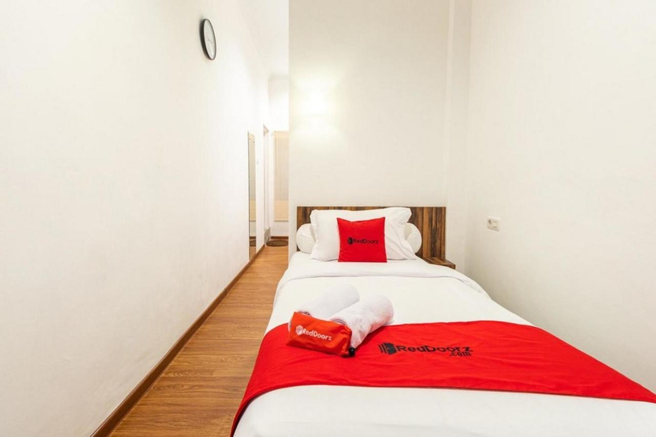 Hotel Reddoorz @ Binjai Esterno foto