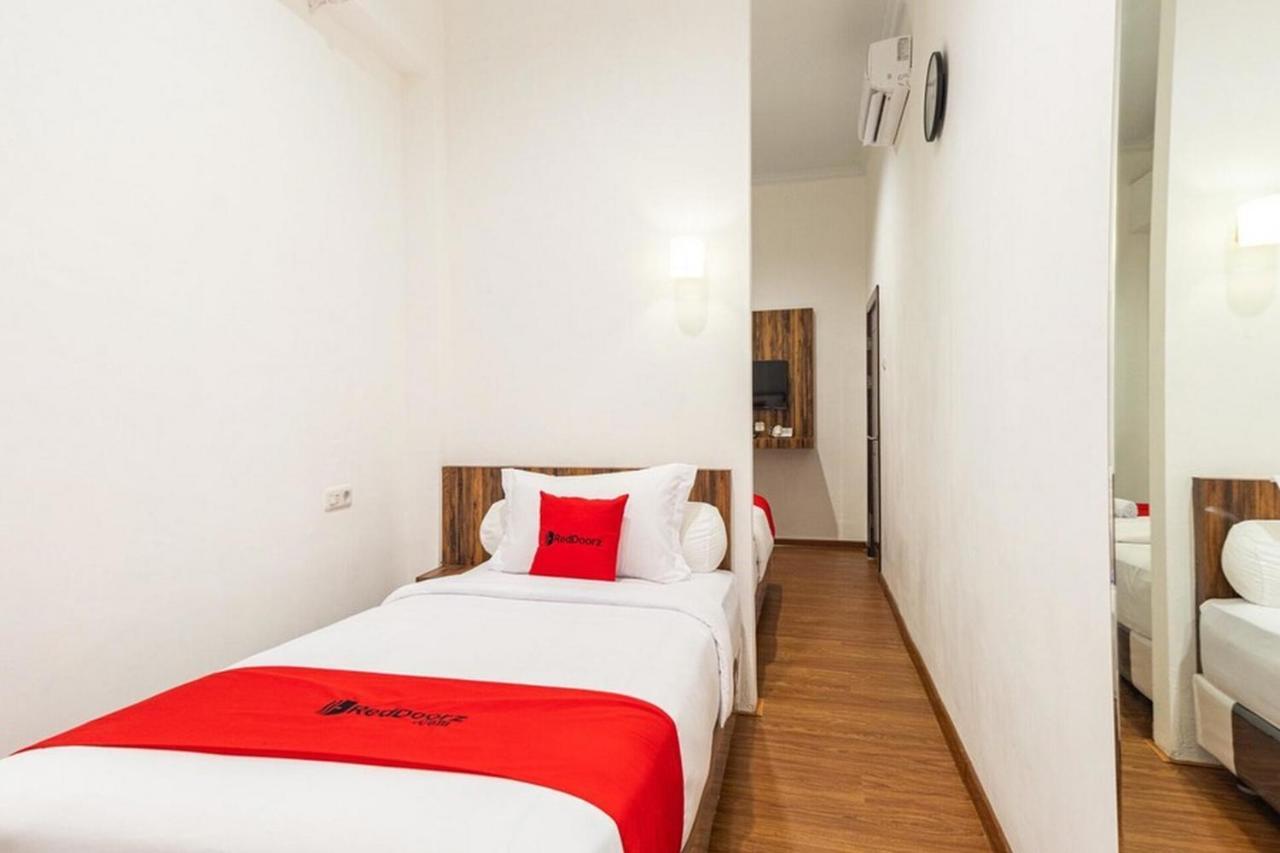 Hotel Reddoorz @ Binjai Esterno foto