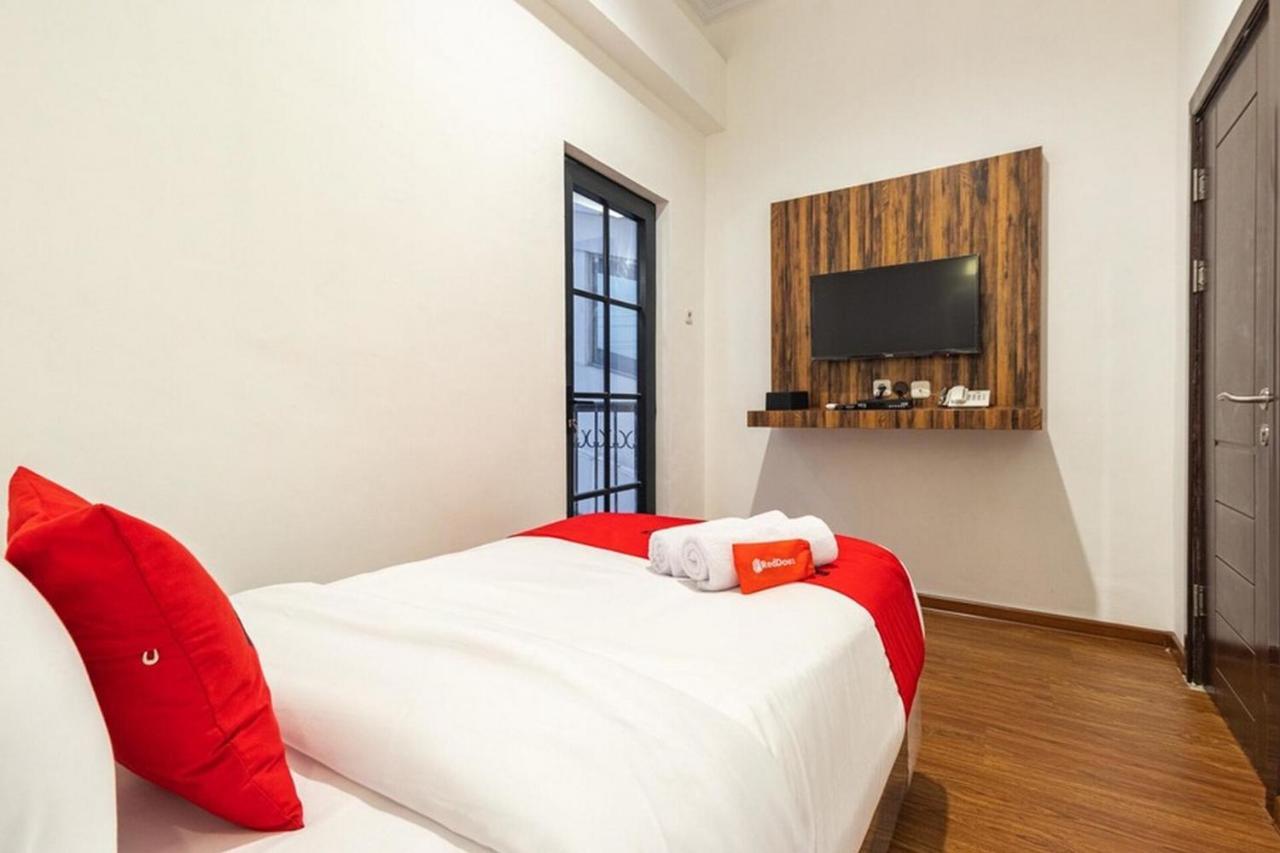 Hotel Reddoorz @ Binjai Esterno foto